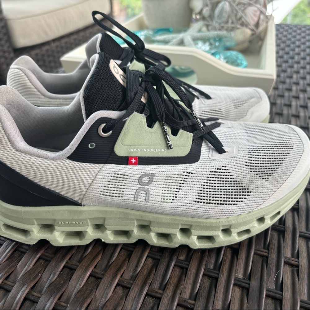 Women’s on cloud shoes size 9.5